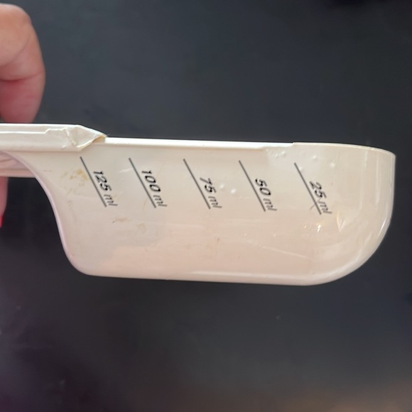 New Kitchen Art Adjustable Measuring Scoop in cups & ML - Picture 3 of 4